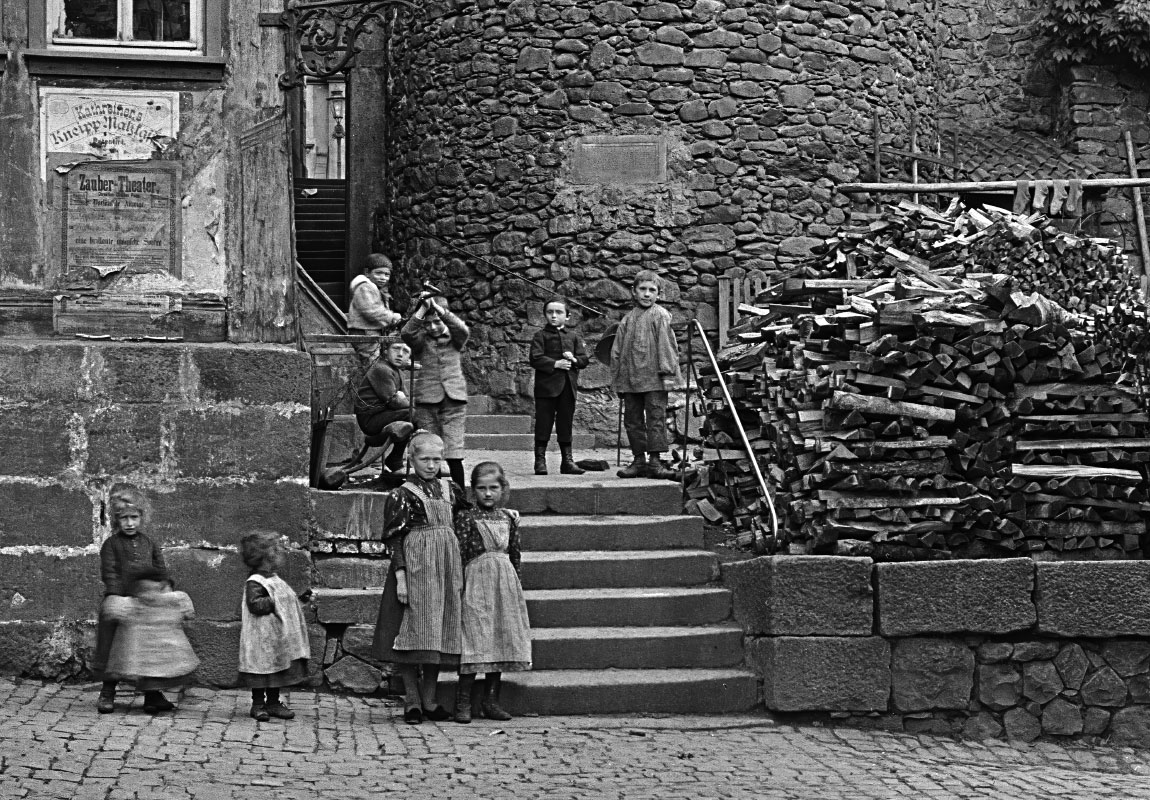 An der Porttreppe floss der Mühlgraben unter der Gaststätte „Zum Anker“ durch