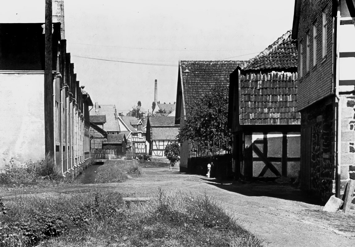 Der offene Mühlgraben entlang der damaligen Blechwarenfabrik (heute Herkules) (Foto: G. Eurich)