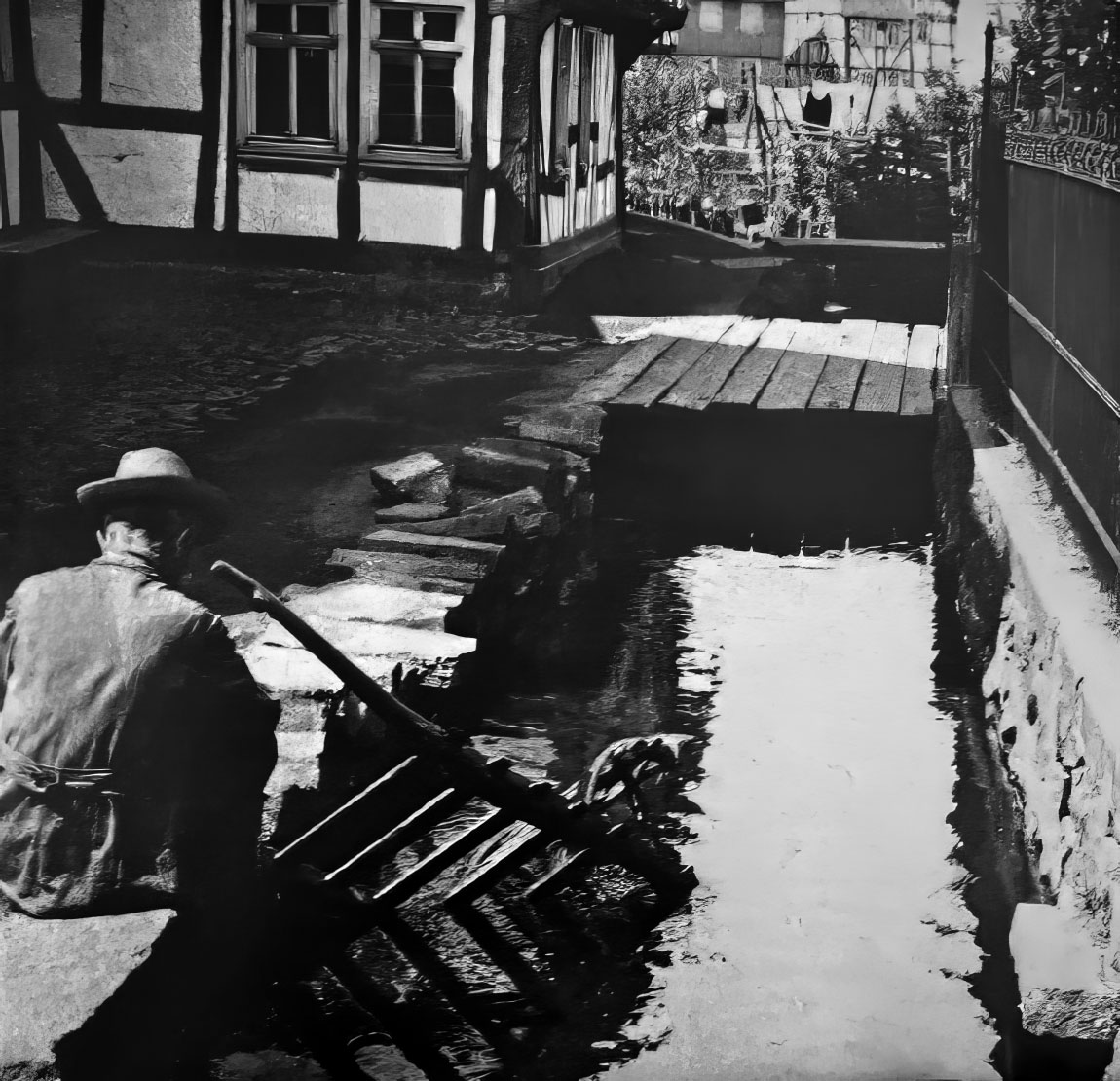 Der Mühlgraben vor dem Eingang zum E-Werk, am heutigen Haupteingang der Stadtwerke.